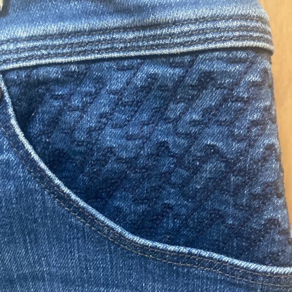 Levi’s mini skirt with cute detailing - Picture 3 of 7